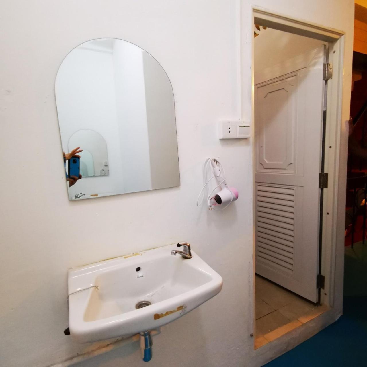 D​ Luck​ Hostel Kanchanaburi Exterior foto