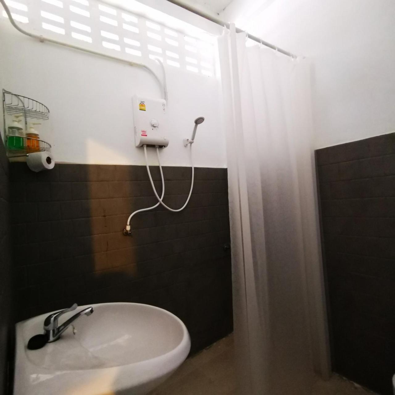 D​ Luck​ Hostel Kanchanaburi Exterior foto