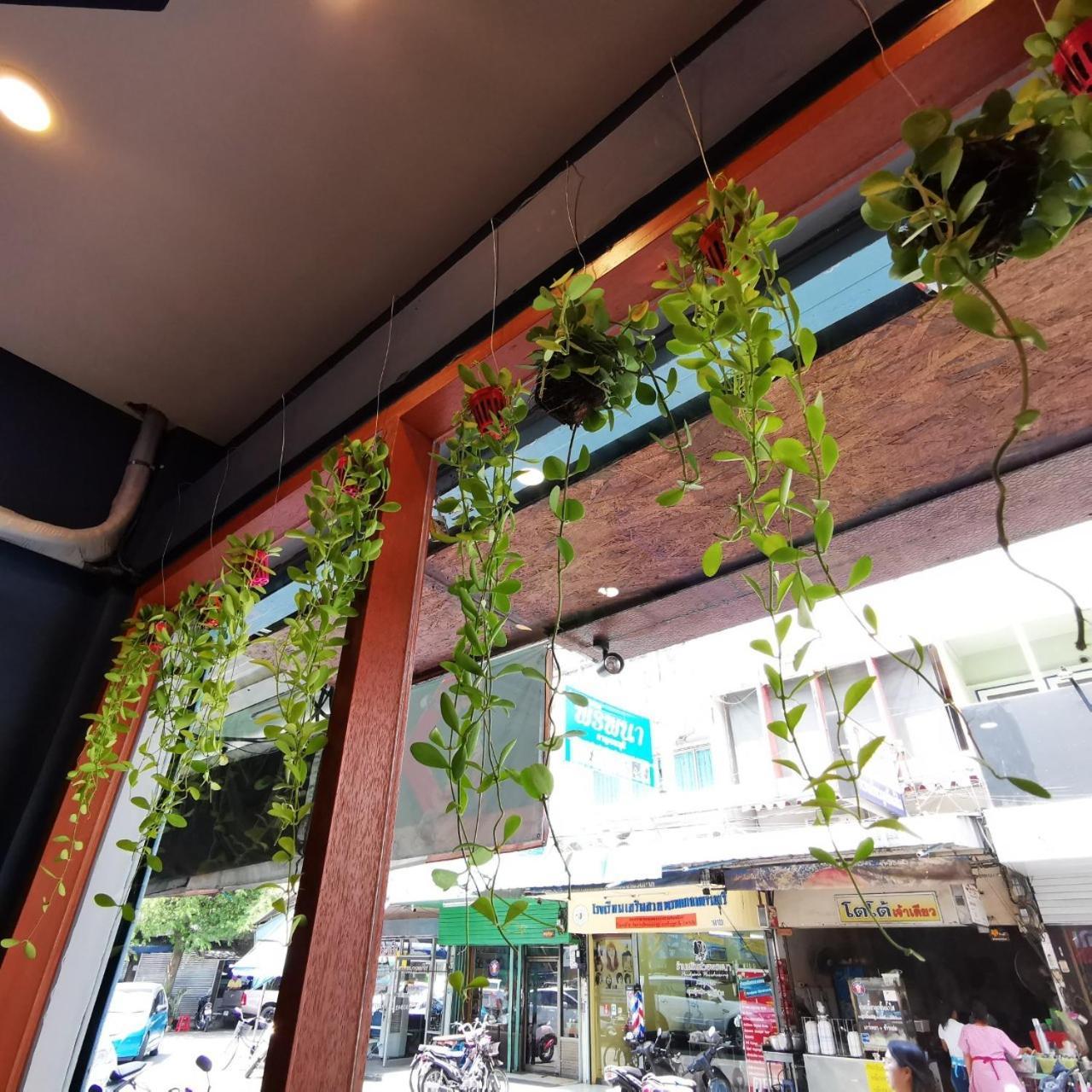 D​ Luck​ Hostel Kanchanaburi Exterior foto
