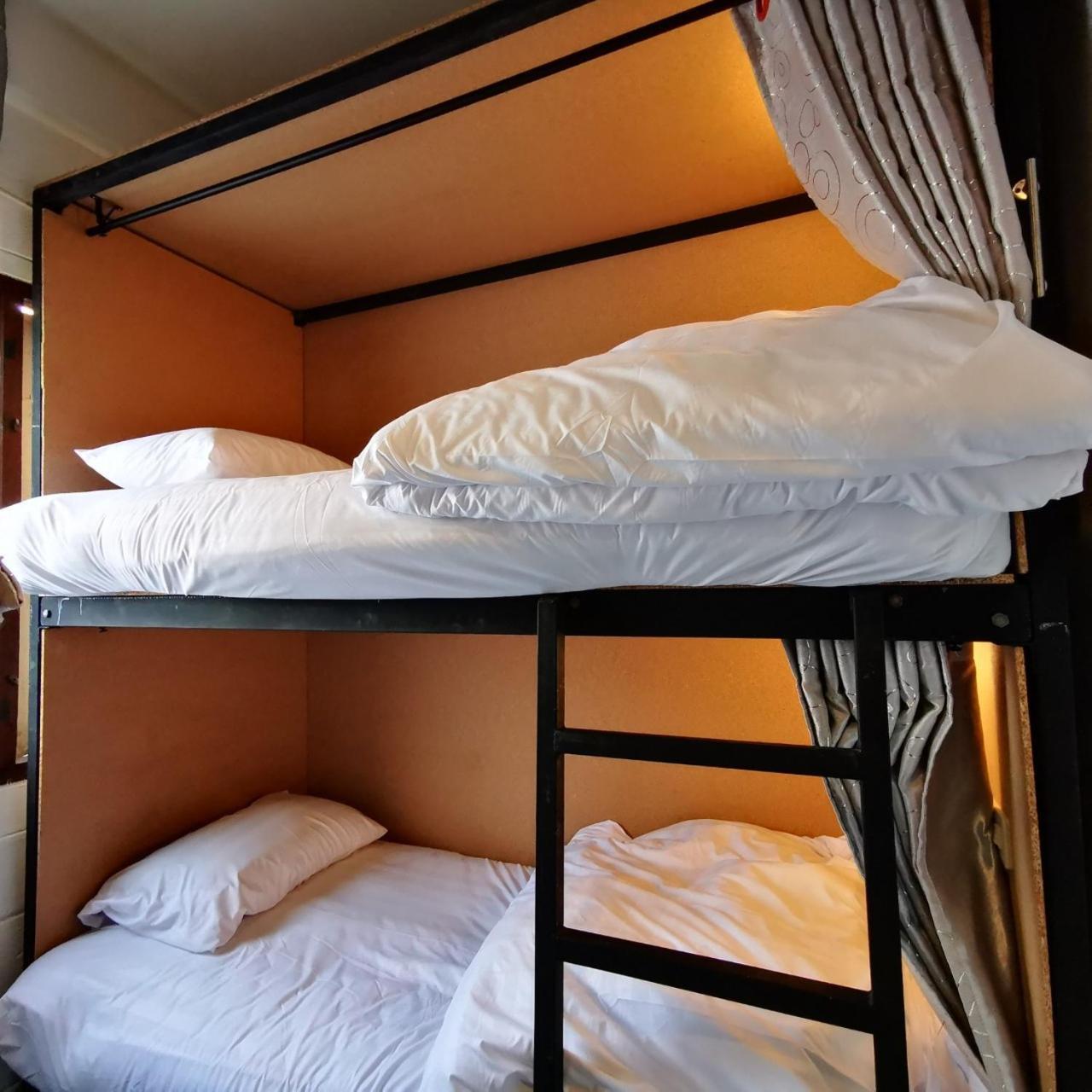 D​ Luck​ Hostel Kanchanaburi Exterior foto