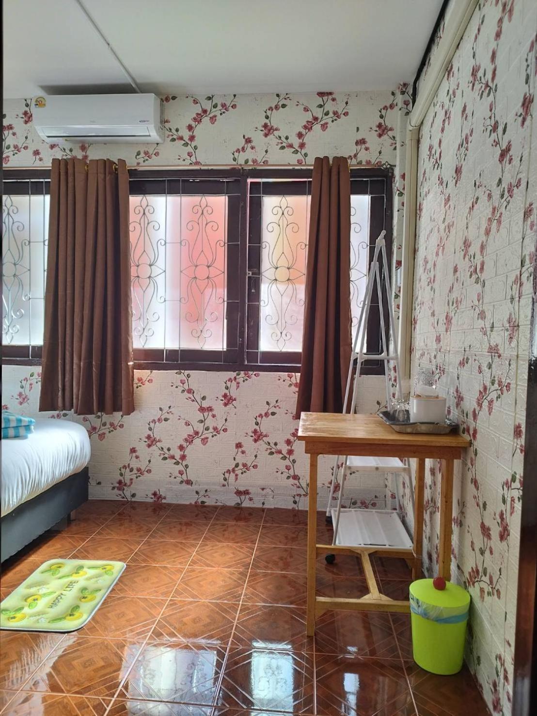 D​ Luck​ Hostel Kanchanaburi Exterior foto