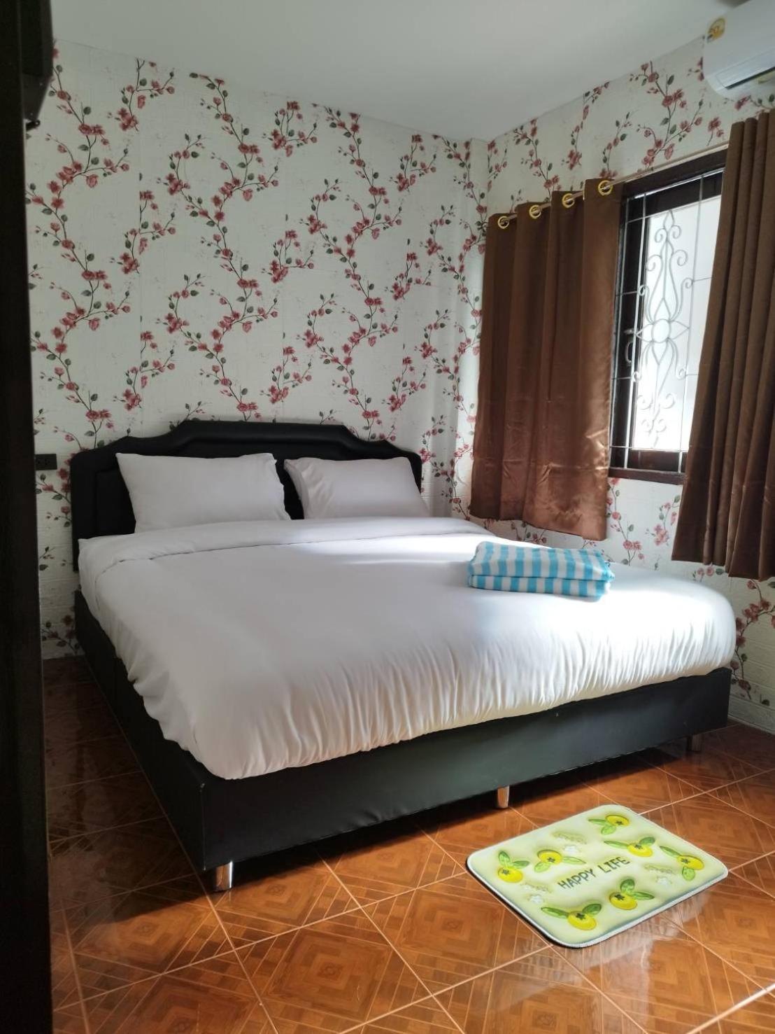 D​ Luck​ Hostel Kanchanaburi Exterior foto