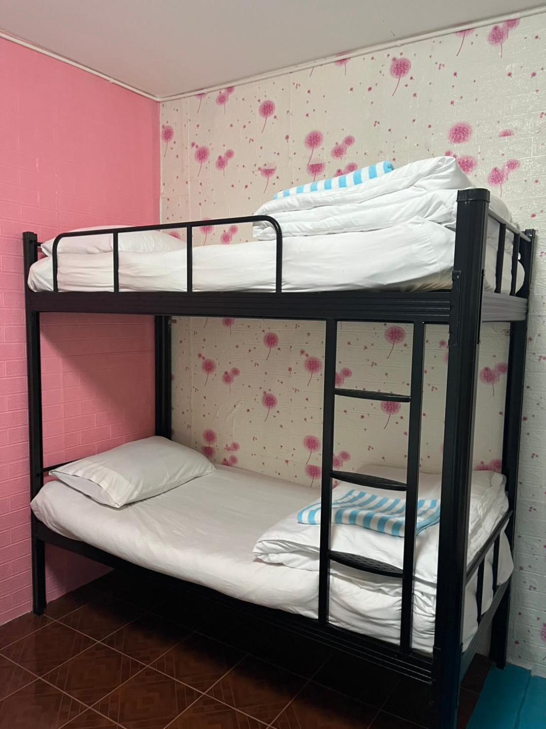 D​ Luck​ Hostel Kanchanaburi Exterior foto